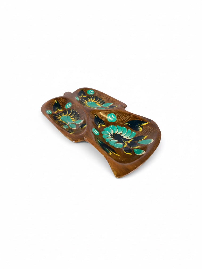 Decorative Patzcuaro leaf tray by Embajada Vintage, featuring intricate leaf design, perfect for home decor display.