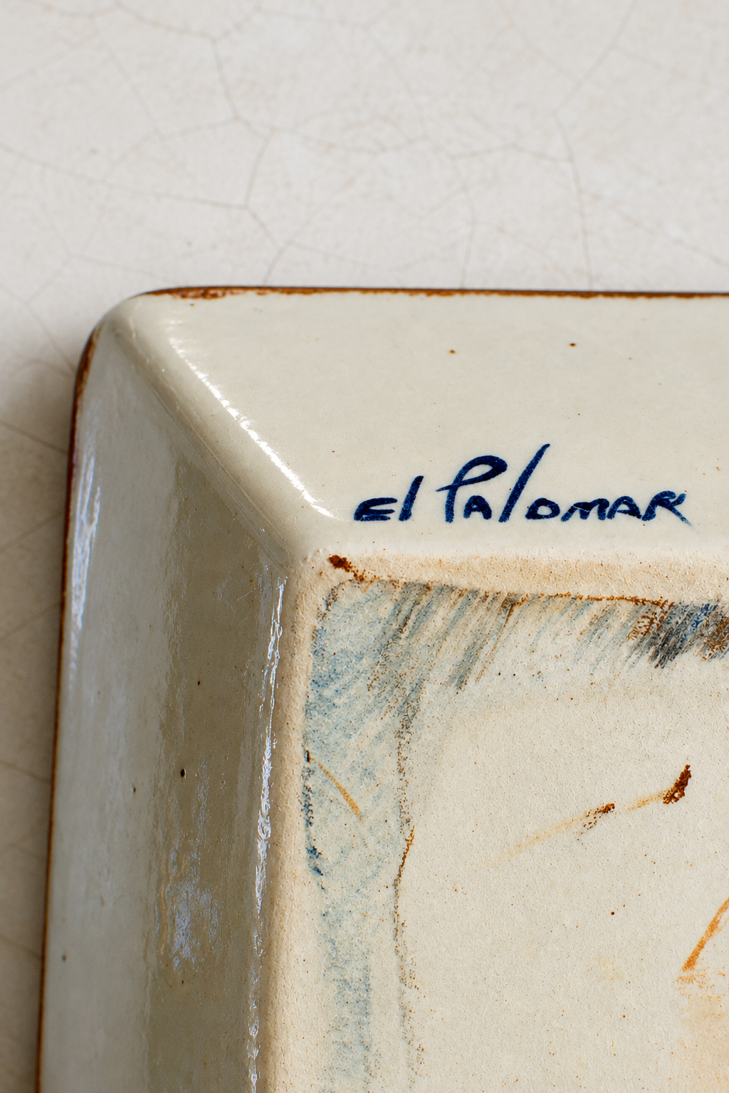 Embajada Craft El Palomar rectangular ceramic bird-shaped serving tray for tableware, featuring tonal design and intricate details.