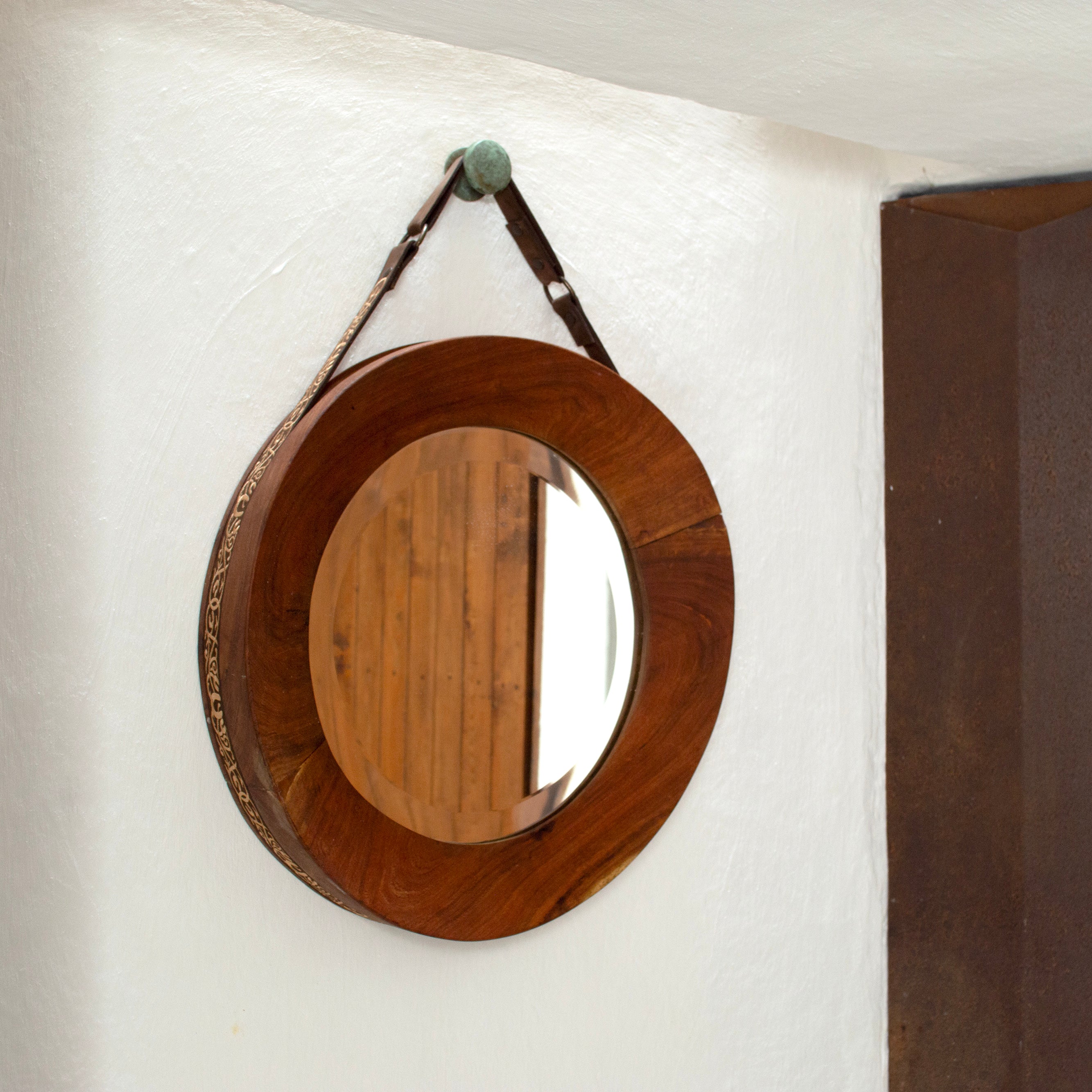 MONTURA ROUND BEVELED MIRROR WITH PITEADO BELT