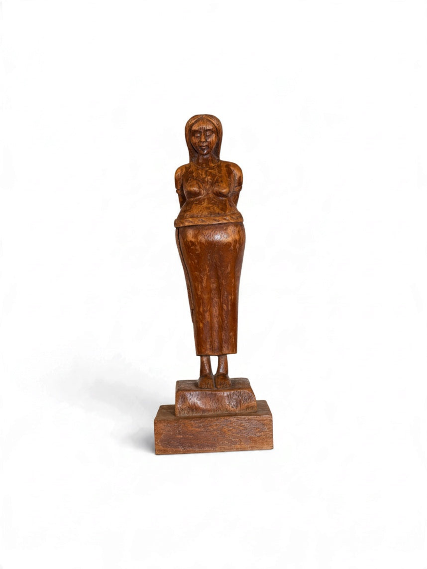 Carved wooden mother sculpture from Embajada Vintage, detailed home decor piece with intricate craftsmanship.