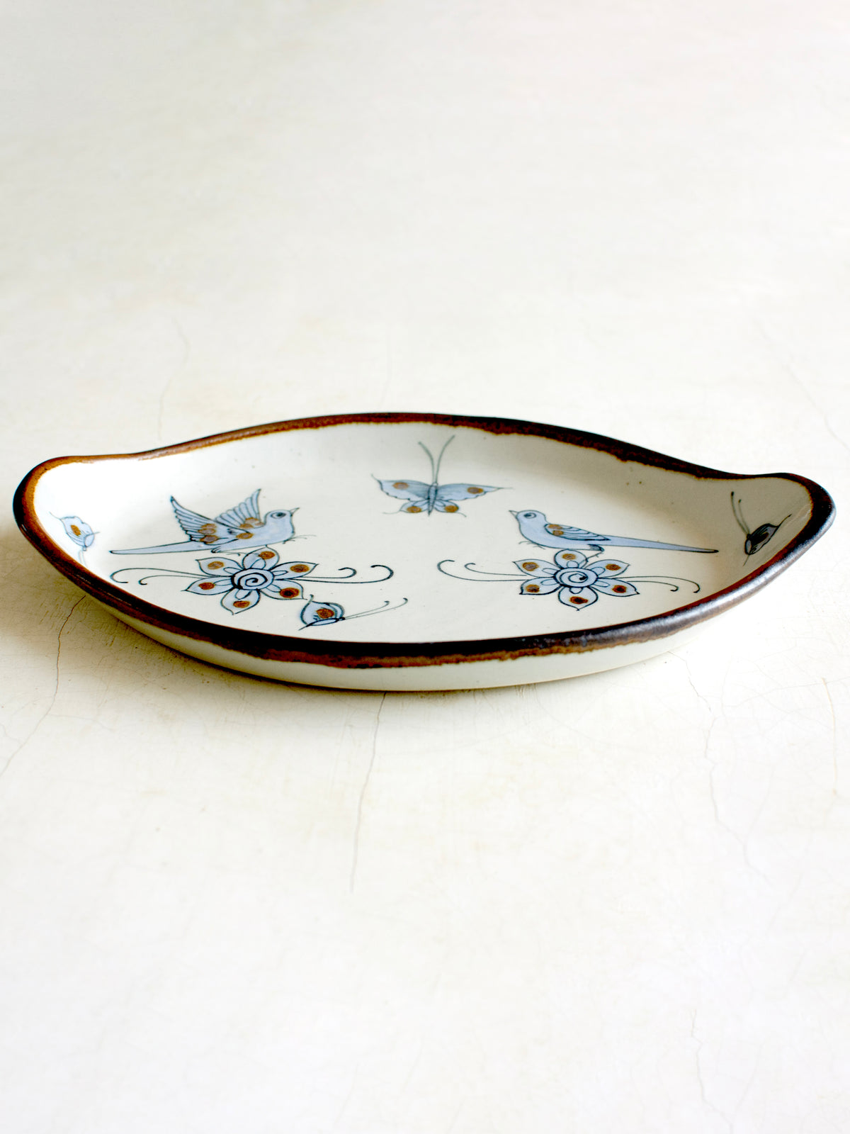 Embajada Craft El Palomar oval bird tray for tableware, featuring detailed bird design on ceramic surface.