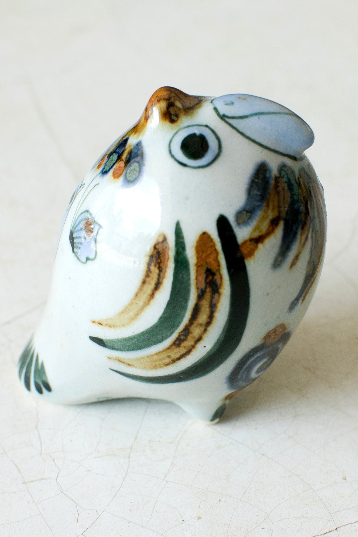 Colorful El Palomar Parrot home decor figurine by Embajada Craft, showcasing vibrant feathers and detailed craftsmanship.