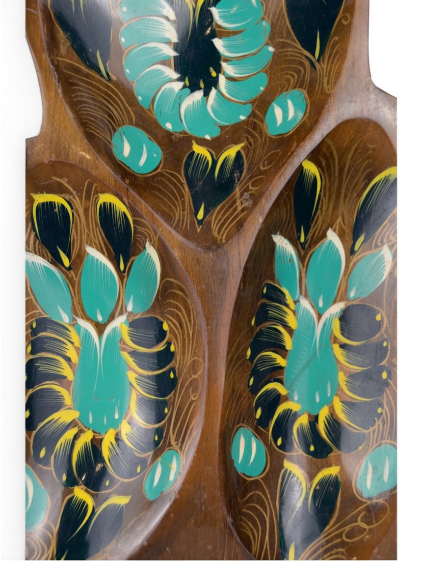 Decorative Patzcuaro leaf tray by Embajada Vintage, showcasing intricate leaf patterns on a stylish home decor piece.