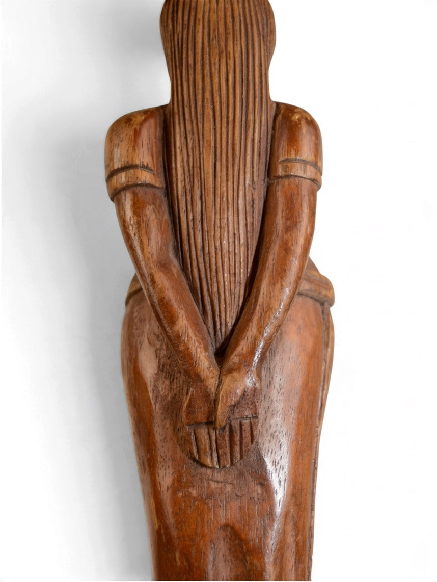 Carved wooden mother sculpture for home decor by Embajada Vintage, showcasing detailed craftsmanship and warm natural wood finish.