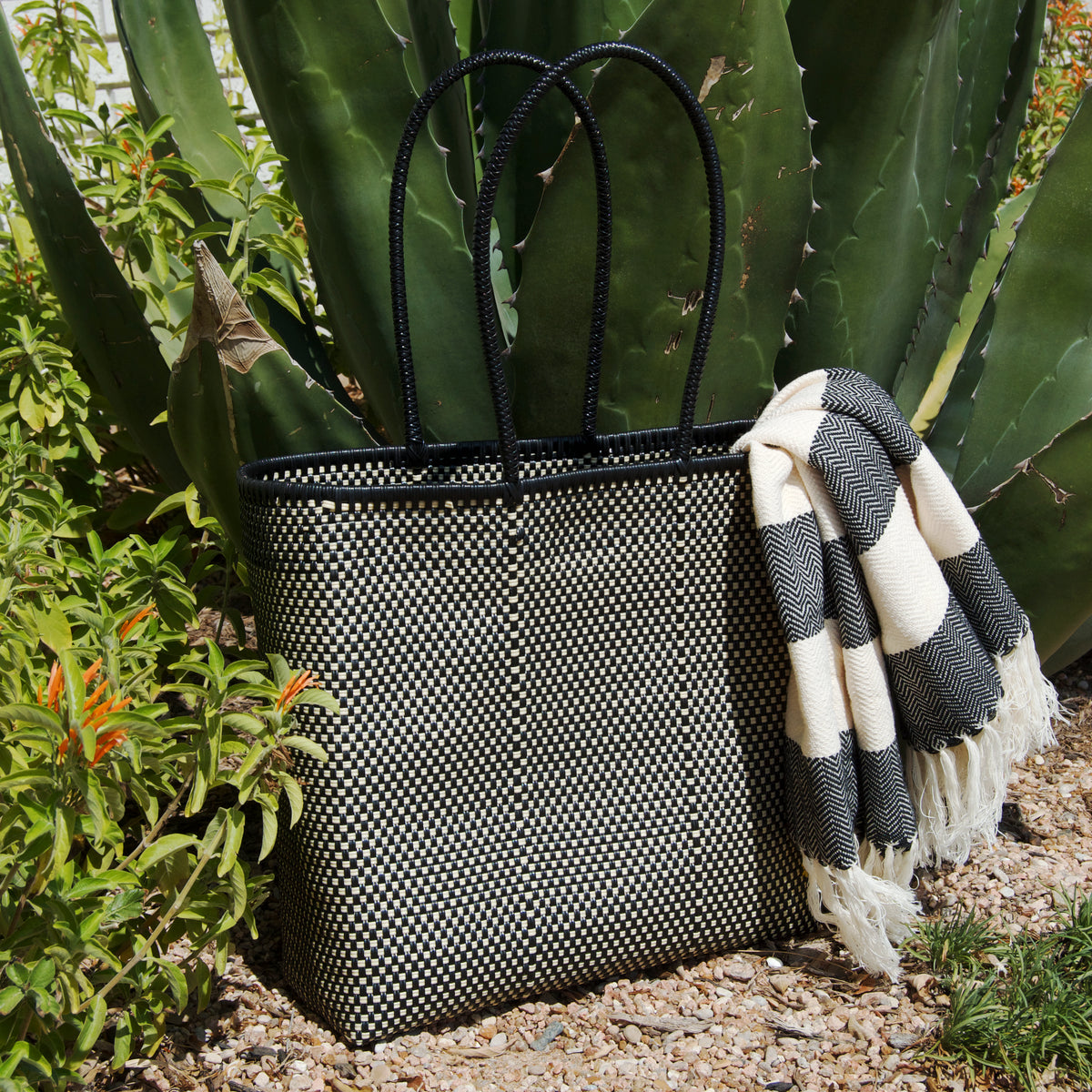 La Embajada Tlacochahuaya Lake Bag with woven design and leather straps, showcasing traditional craftsmanship and vibrant colors.
