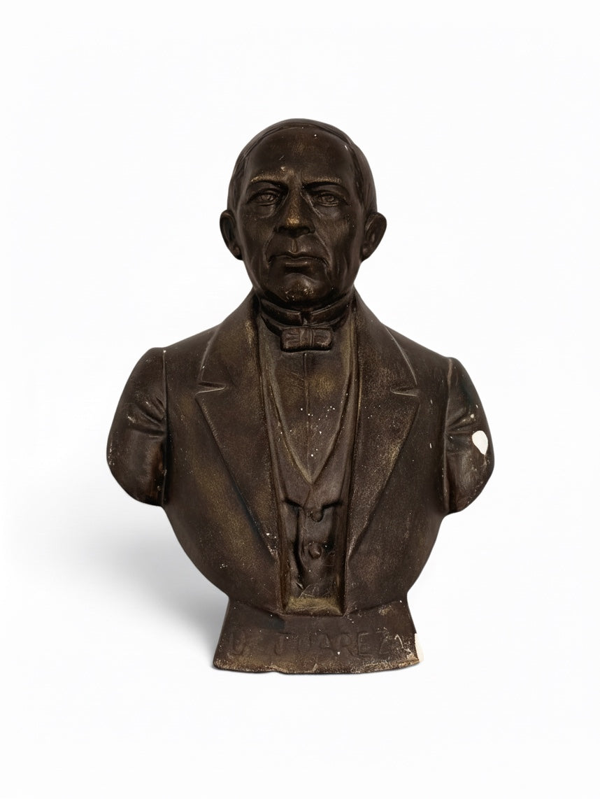 Plaster bust of Benito Juarez from Oaxaca, vintage home decor piece from the 1940s, by Embajada Vintage.